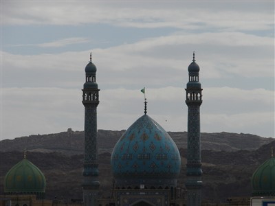 نمایی از مسجد جمکران و پیدا شدن ارتفاعات نزدیک آن